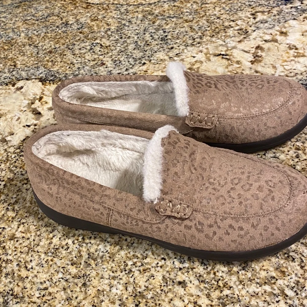 Vionic Slipper - Picture 2 of 8